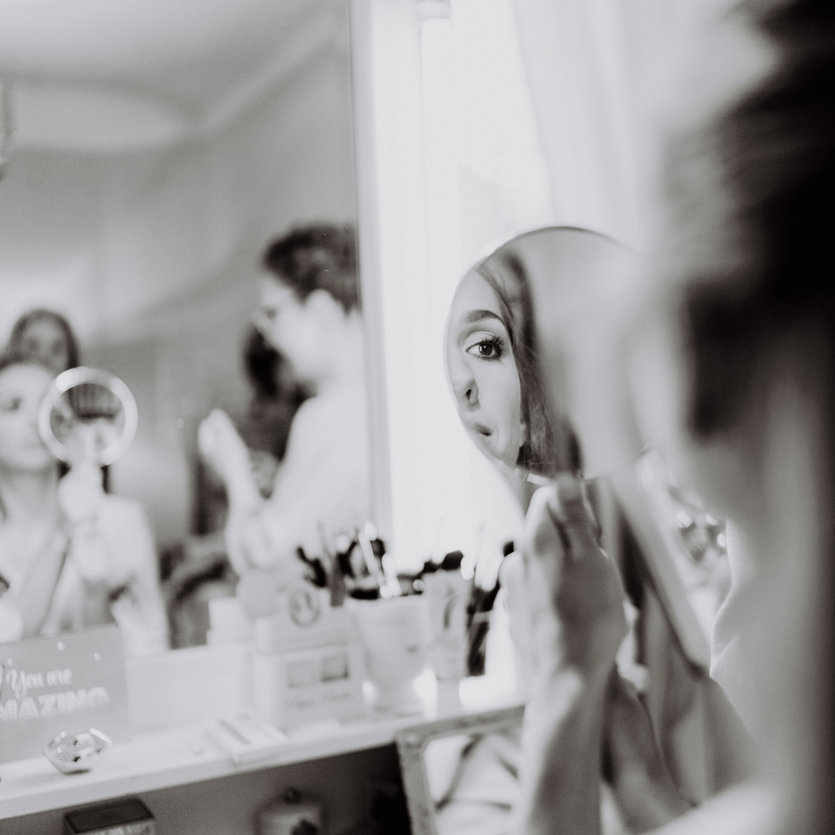 Getting Ready Braut im Salon der Visagistin in Berlin