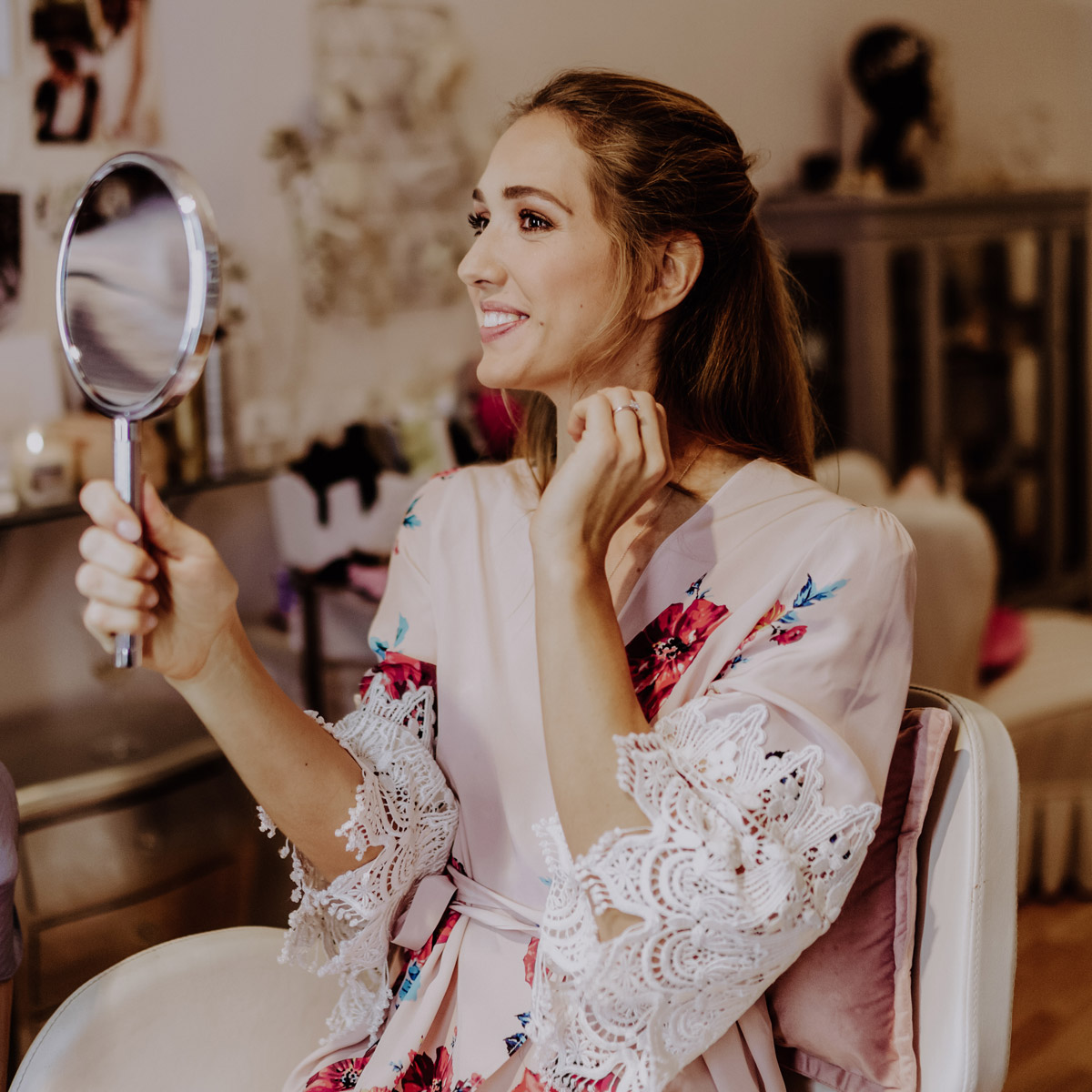 Braut betrachtet sich begeistert im Spiegel