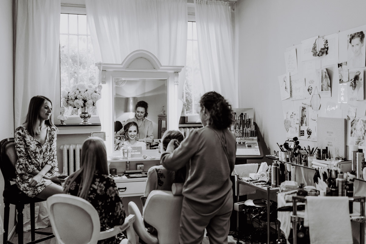 Übersichtsaufnahme im Salon der Brautvisagistin Berlin mit Braut und Freundinnen
