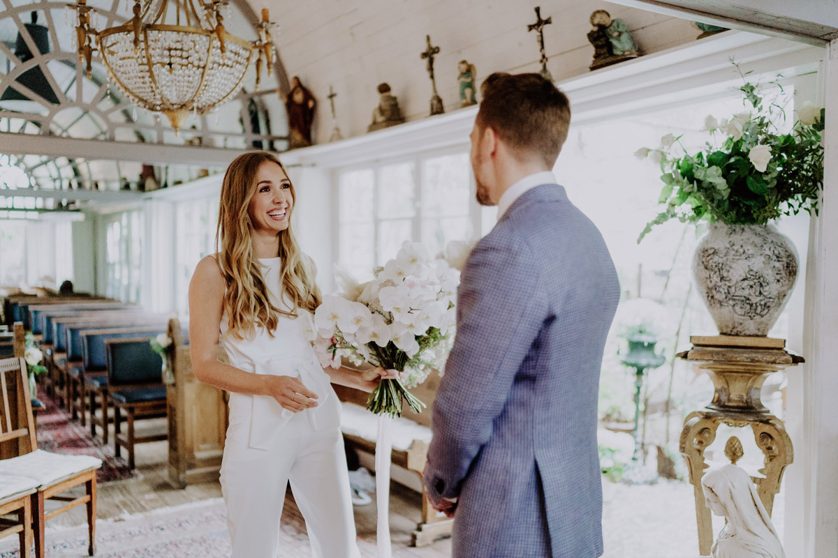 Brautpaar begrüßt sich herzlich vor der Hochzeit