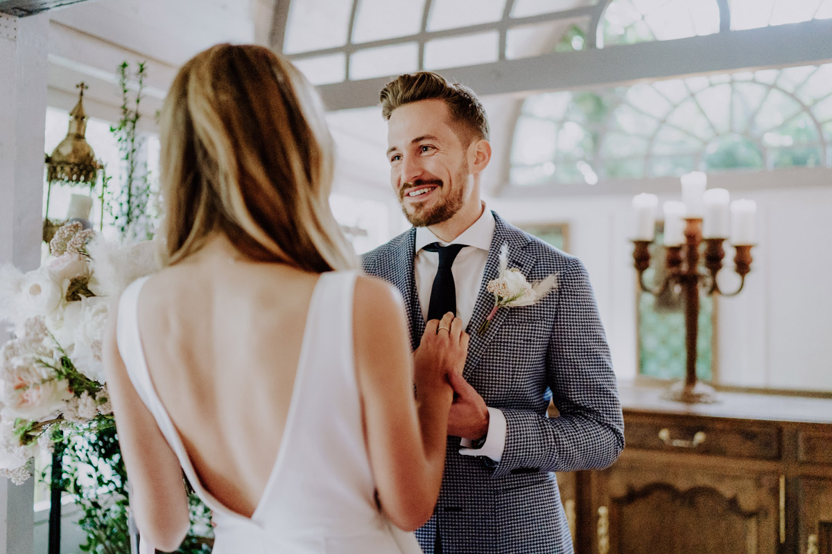 First Look Moment: Bräutigam sieht Braut zum ersten Mal richtig an