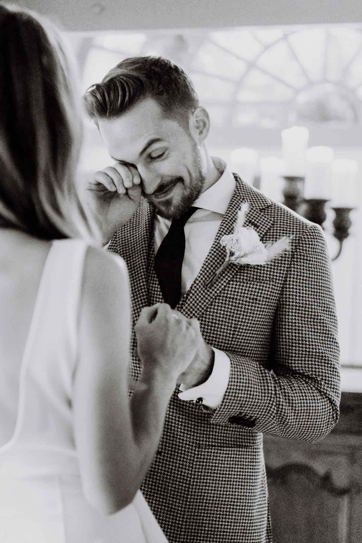 Bräutigam wischt sich Träne aus dem Gesicht - emotionale Hochzeitsreportage Berlin