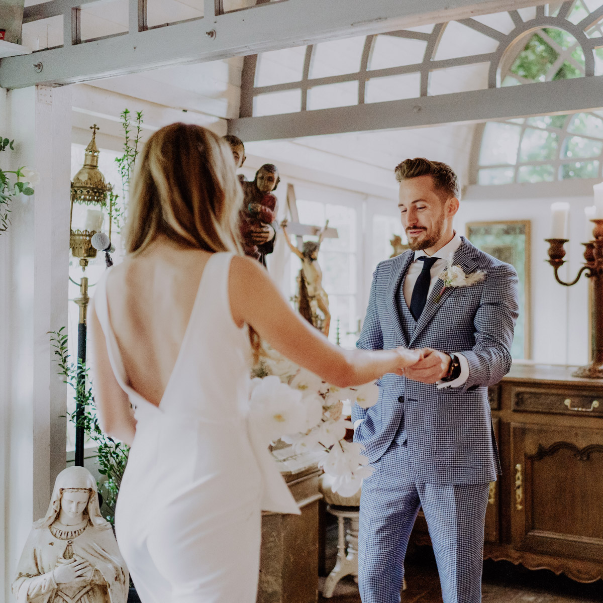 Natürliche Fotos vom Bräutigam nach dem First Look