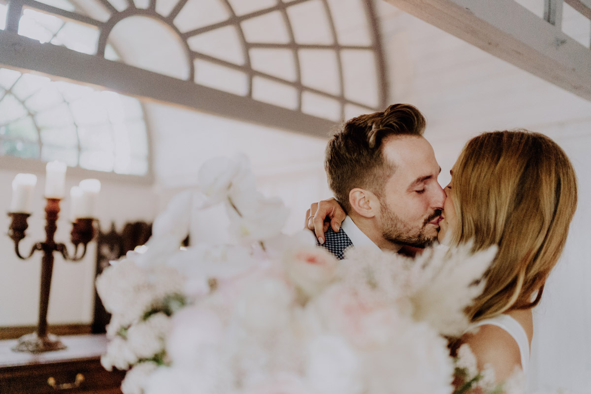 Inniger Kuss: Brautpaarshooting vor der Trauung in Berlin