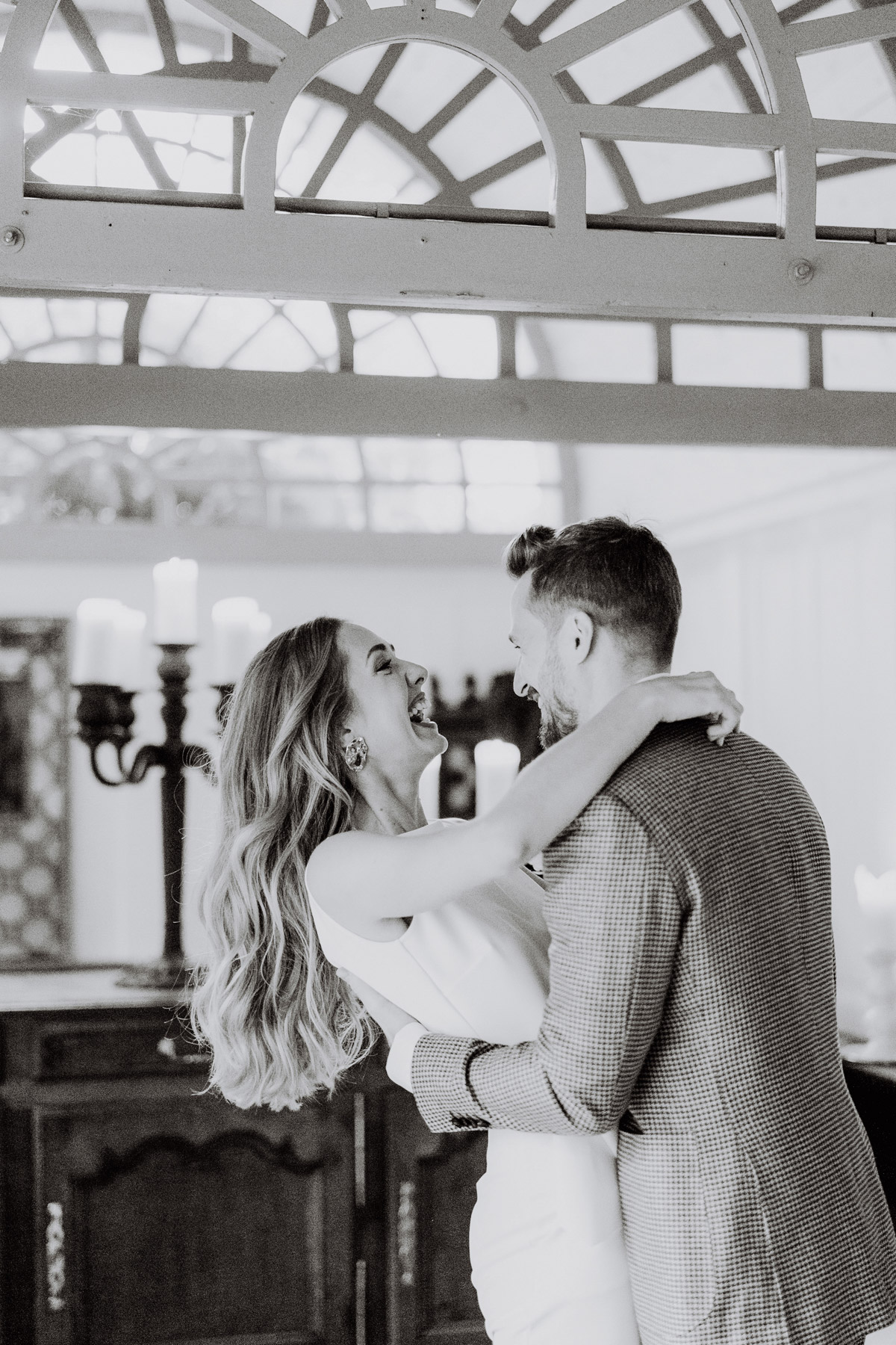 Glückliche Braut nach dem First Look