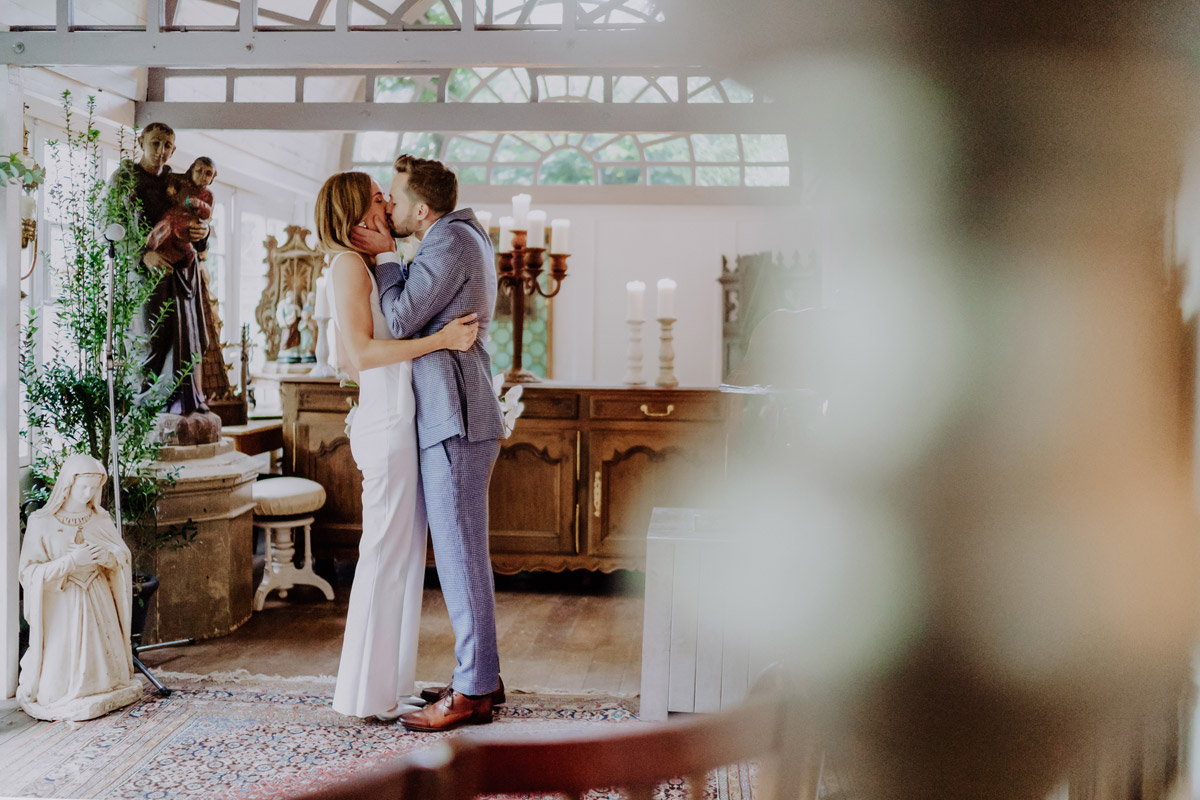 Hochzeit Oberhafenkantine Berlin ähnliche Location mit sich küssendem Paar