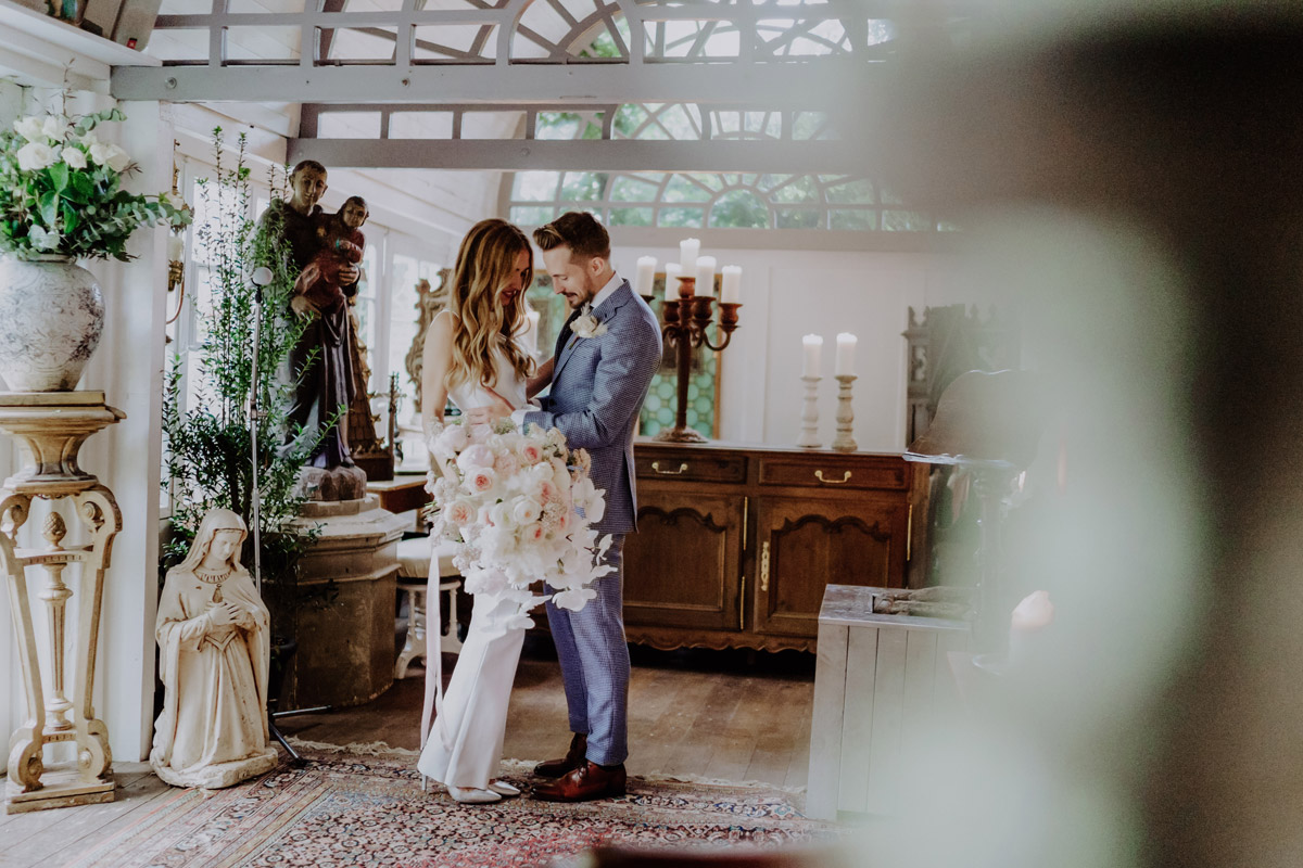 Oberhafenkantine Berlin ähnliche Hochzeit Location mit feierndem Brautpaar