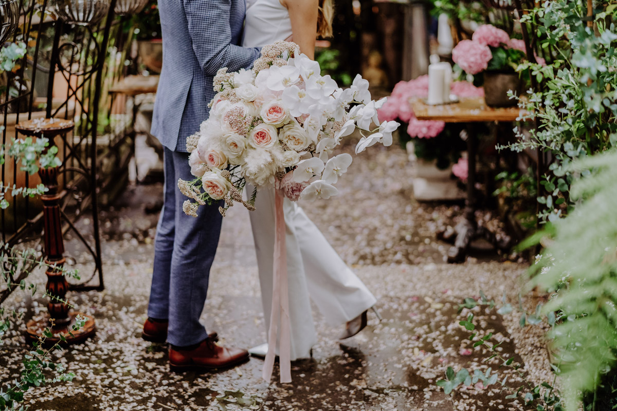 Boho Brautstrauß mit Rosen und Pfingstrosen zum Jumpsuit