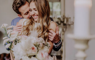 Standesamt Brautpaar-Shooting in Berliner Restaurant wegen Regen indoor - Hochzeitsfotografie Melanie Meißner