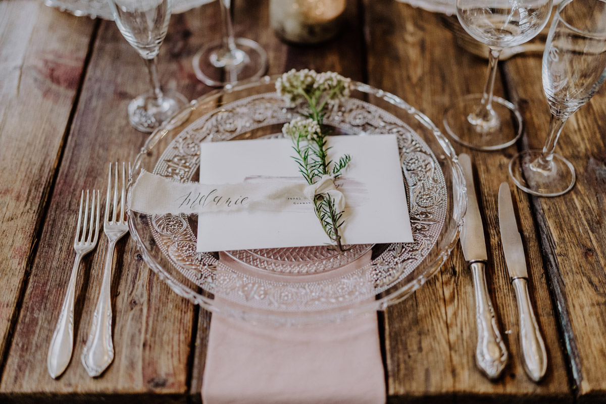 Platzteller und Namensschild Melanie für die Hochzeitsfotografin auf Hochzeitstisch