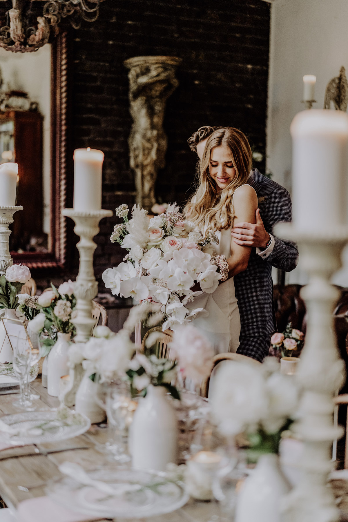 Hochzeitsplanerin und Braut Berlin steht vor ihrer Standesamt-Tischdekoration