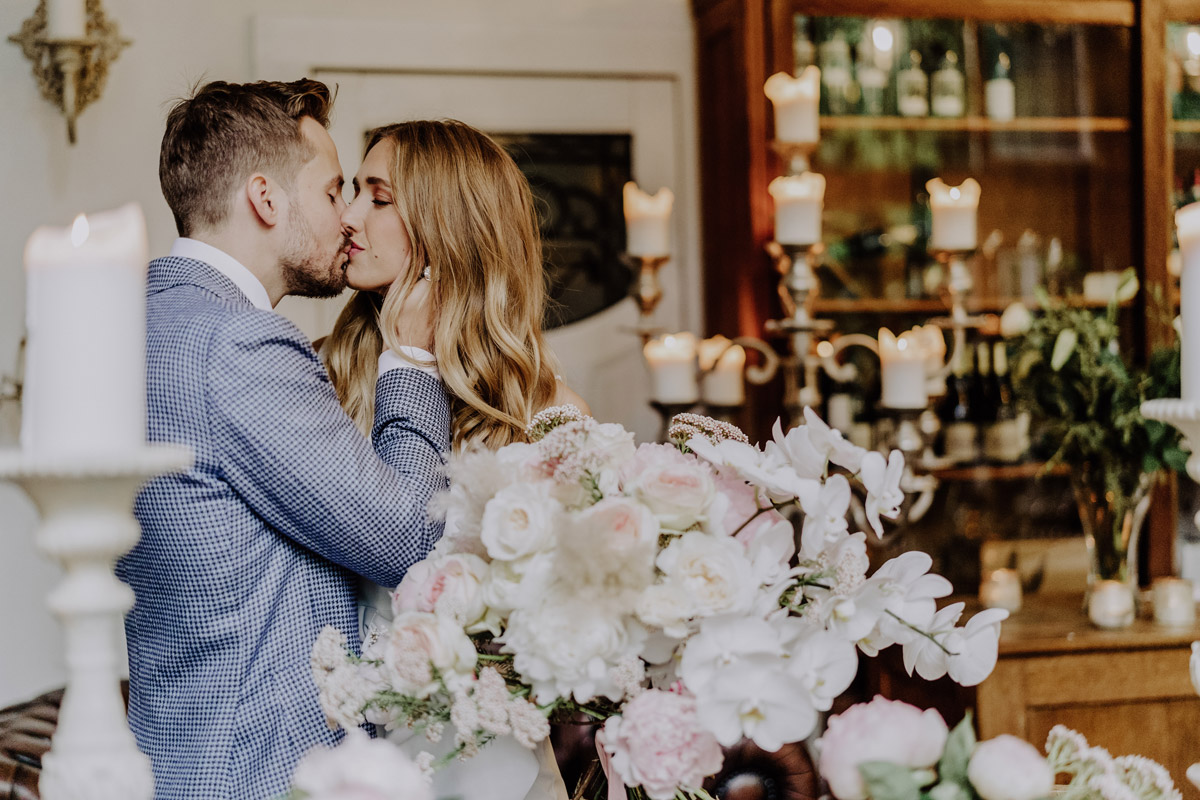 Brautpaar küsst sich vor Standesamt Berlin Hochzeit