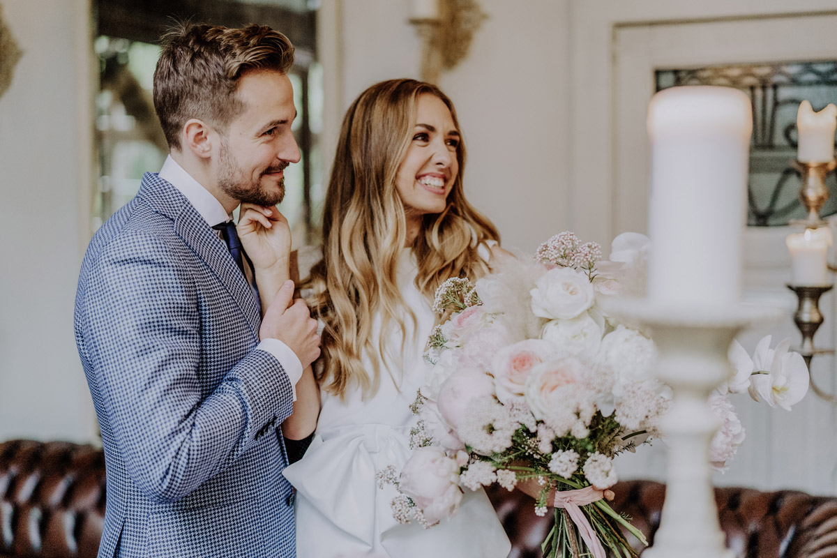 Standesamt Berlin Hochzeitspaar lacht in Feierlocation: Entspanntes Shooting vor der Trauung