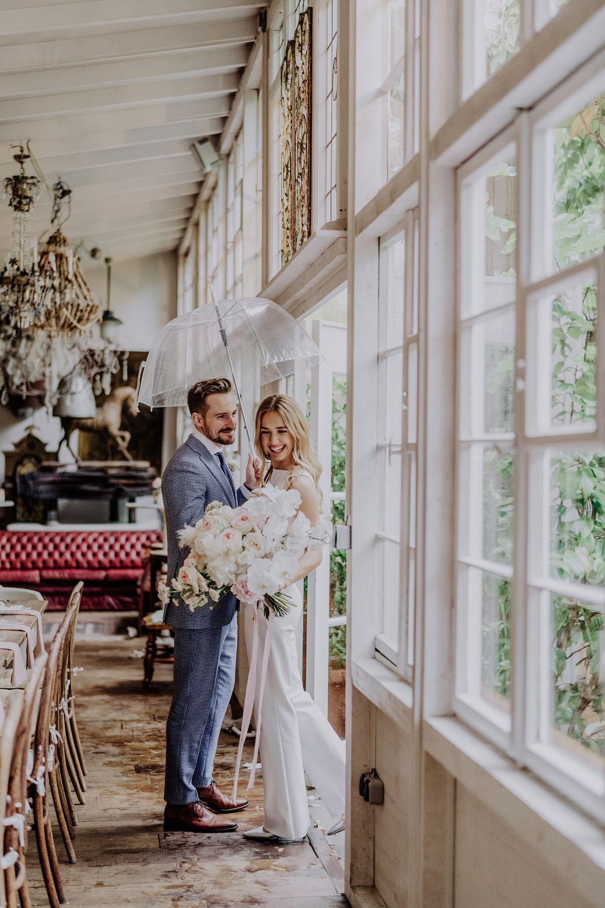 Brautpaar tanzt mit Regenschirm in Hochzeitslocation Berlin