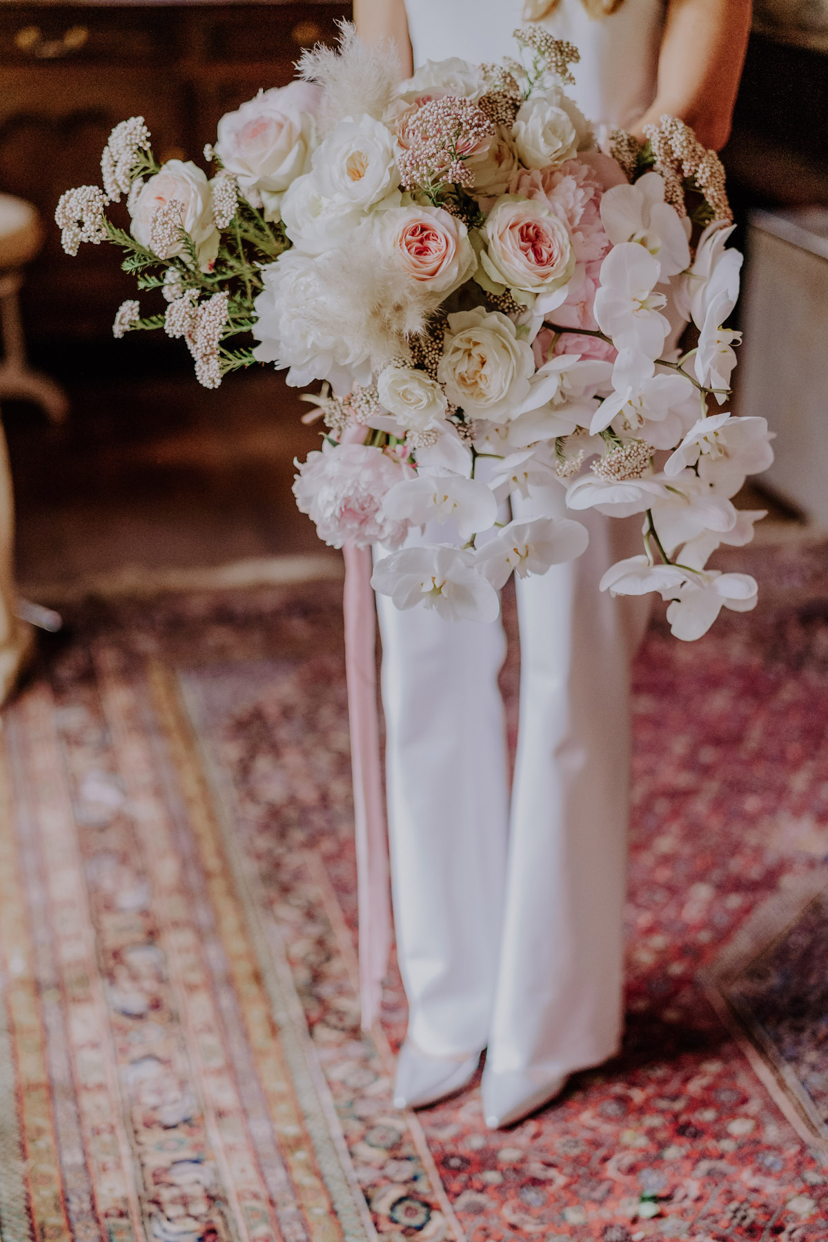 Braut mit Wasserfall Brautstrauß in Altrosa und Weiß