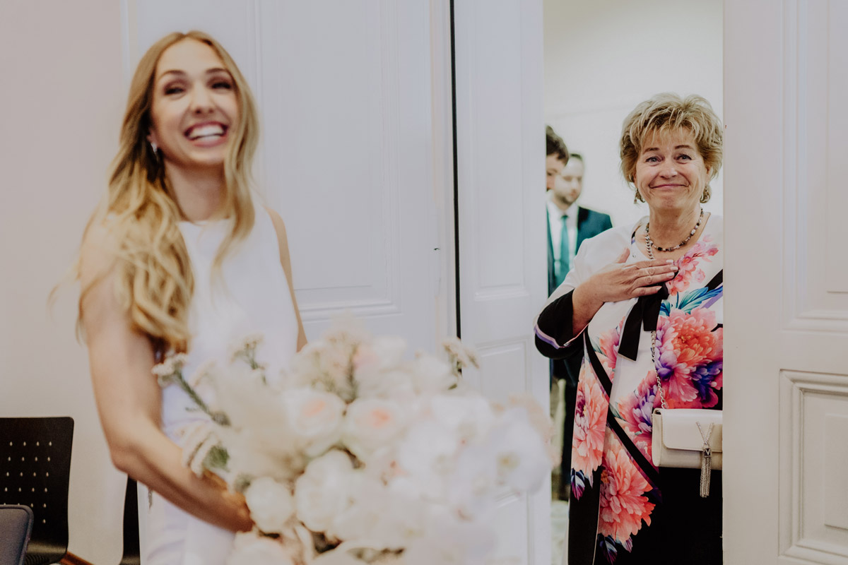 Reportagefoto Standesamt: Bräutigammutter schaut bewegt zur Braut