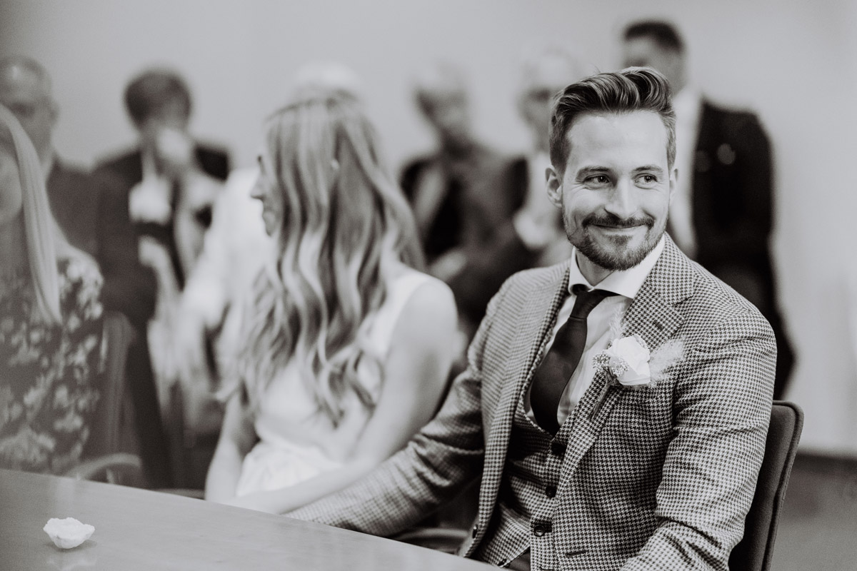 Bräutigam strahlt bei der Anmeldung im Standesamt