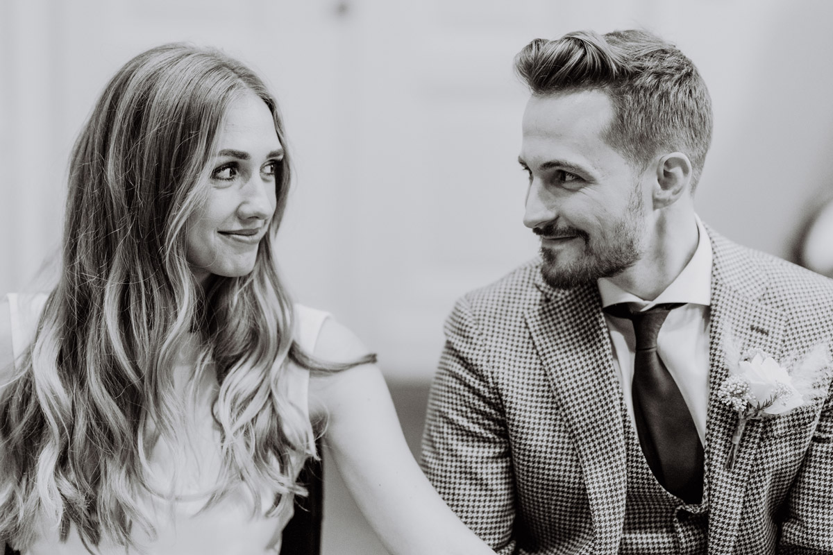 Brautpaar strahlt sich im Trauzimmer an