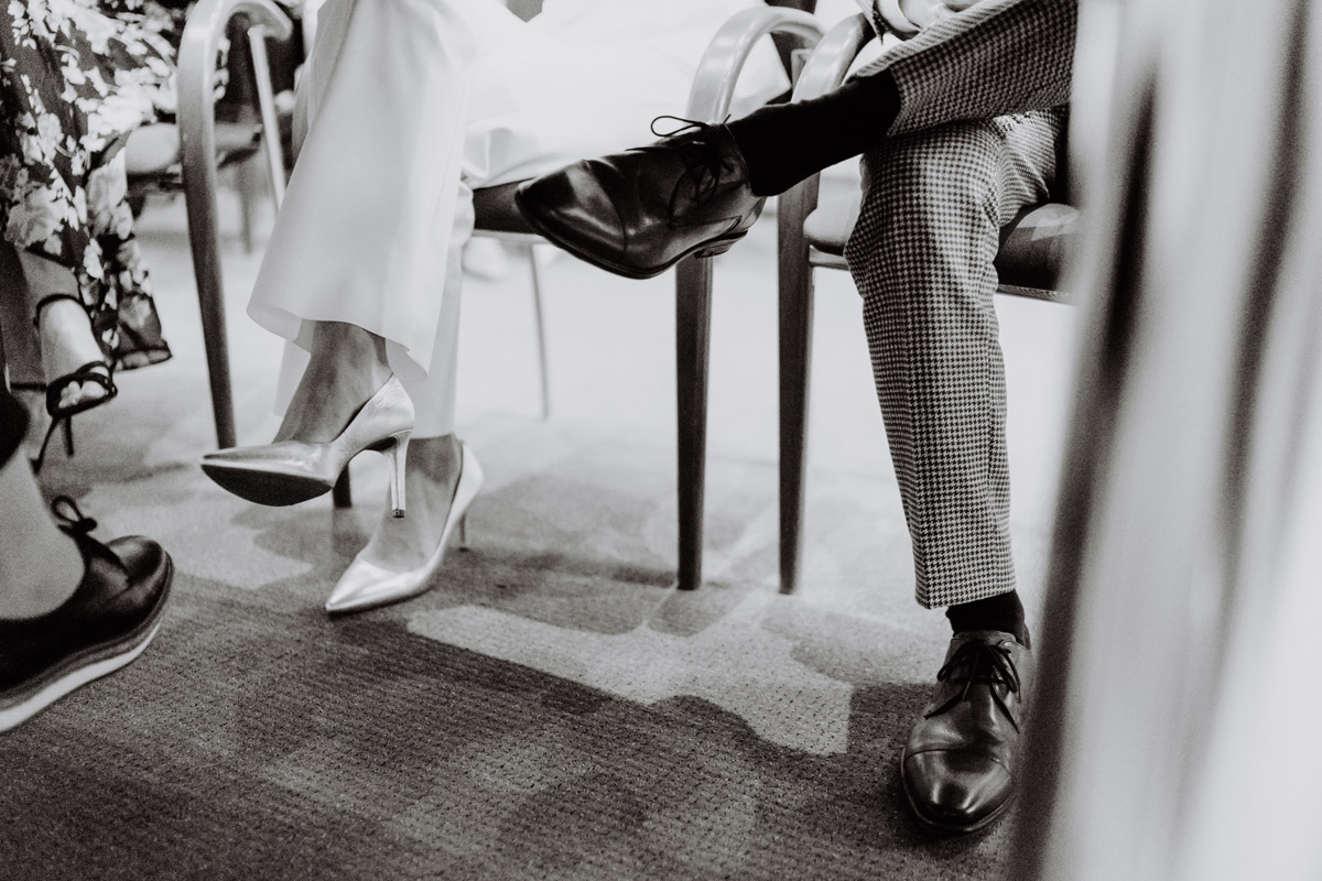 Beine Brautpaar unter Standesamt-Tisch - kreative Perspektive