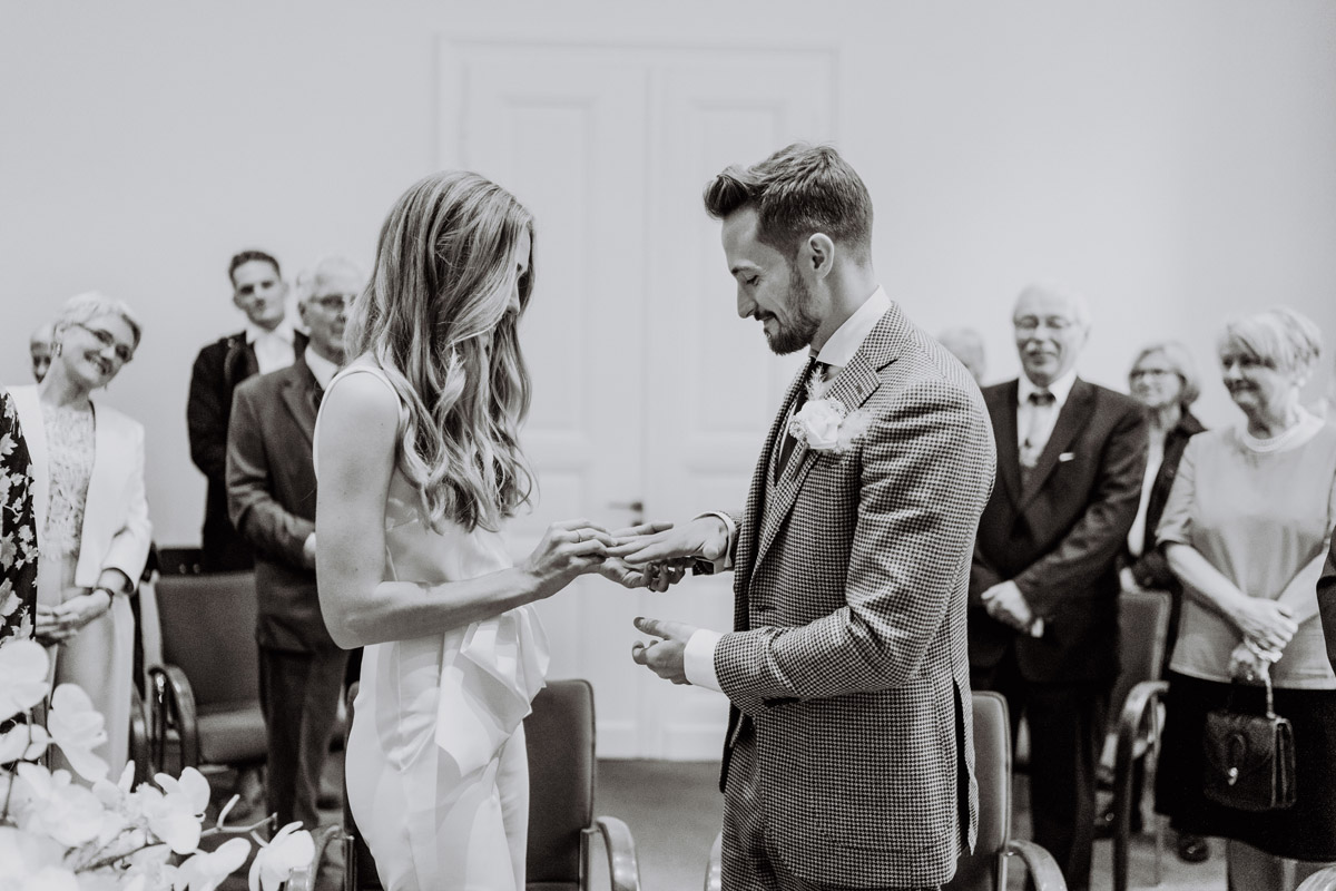 Ringwechsel im Standesamt Berlin