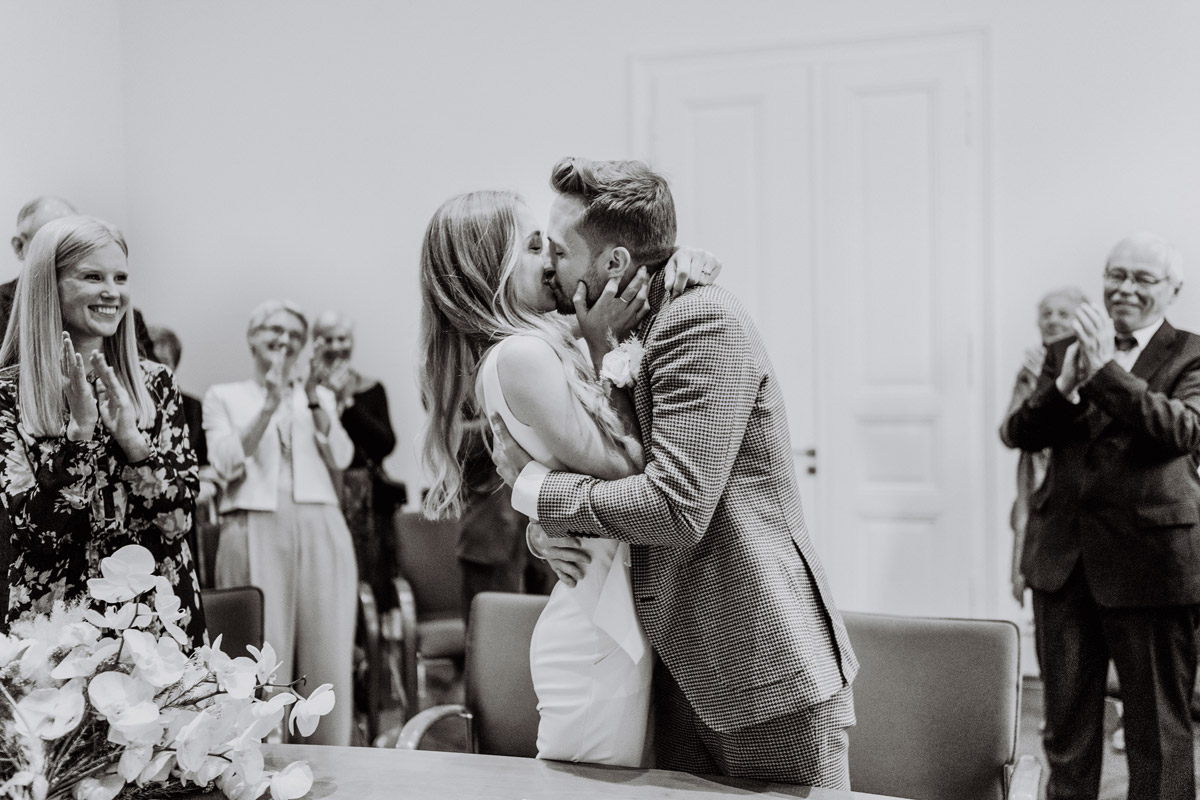 Ehekuss im Standesamt Berlin nach Ja-Wort