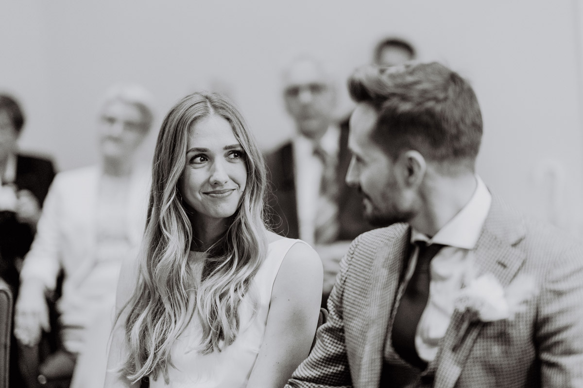 Braut lächelt Ehemann an