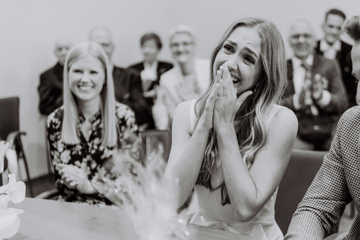 Braut reagiert bewegt auf Worte Standesbeamtin