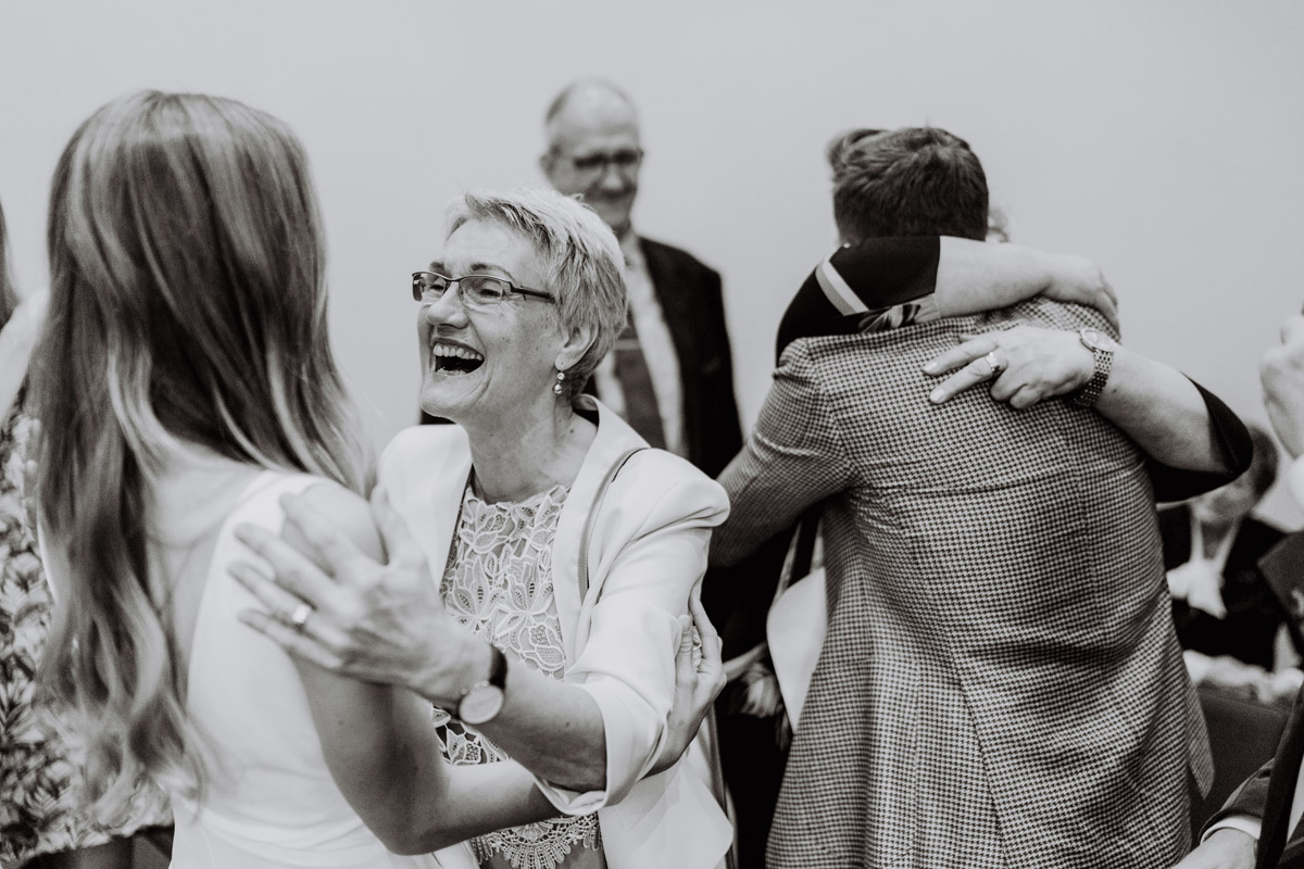 Brautmutter gratuliert Braut im Trauraum Standesamt Berlin