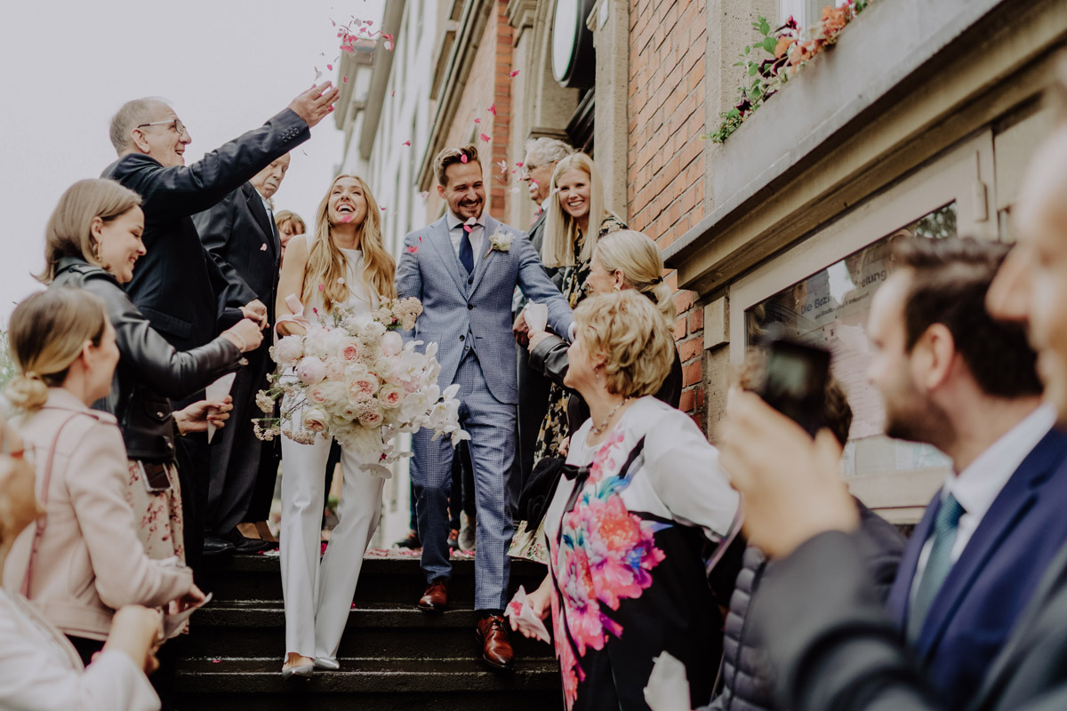 Auszug aus Berliner Standesamt: Gäste werfen Blütenblätter trotz Regen