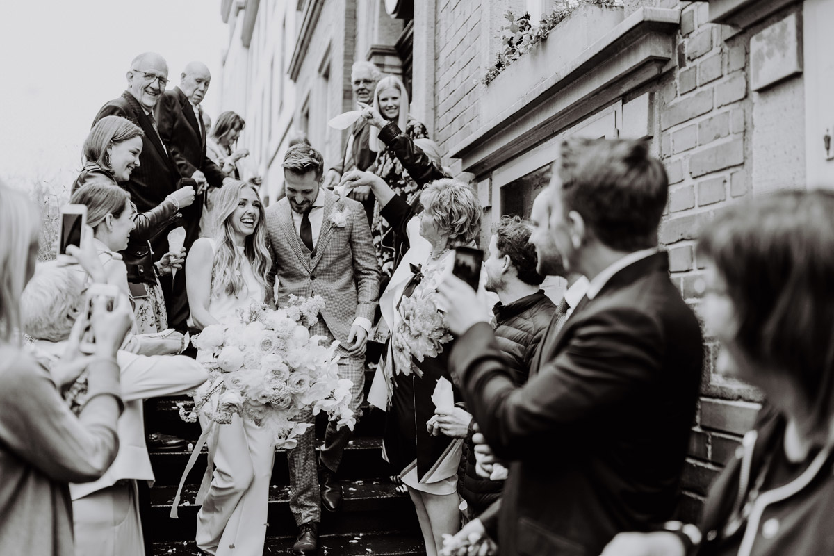 Auszug Brautpaar aus Berliner Standesamt in Sepia