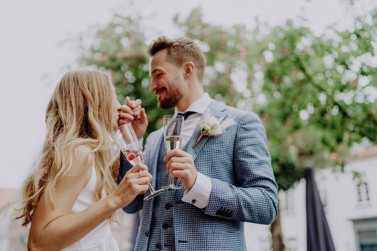 Sektempfang im Regen nach der Trauung