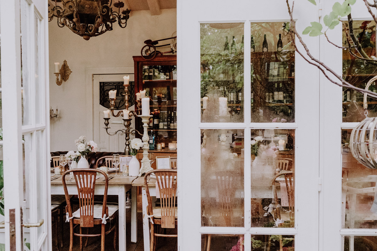 Berliner Restaurant Außenaufnahme mit Blick auf Hochzeitstisch im Feierraum