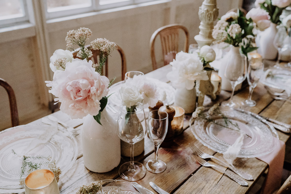 Detailaufnahme Hochzeitstisch: Pfingstrosen und Kerzen