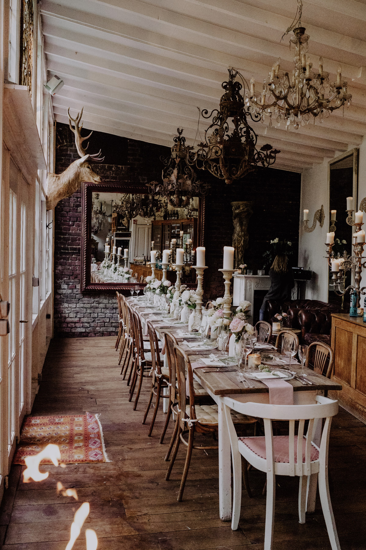 lange Festtafel zur Standesamt Hochzeit dekoriert mit rosa Pfingsrosen