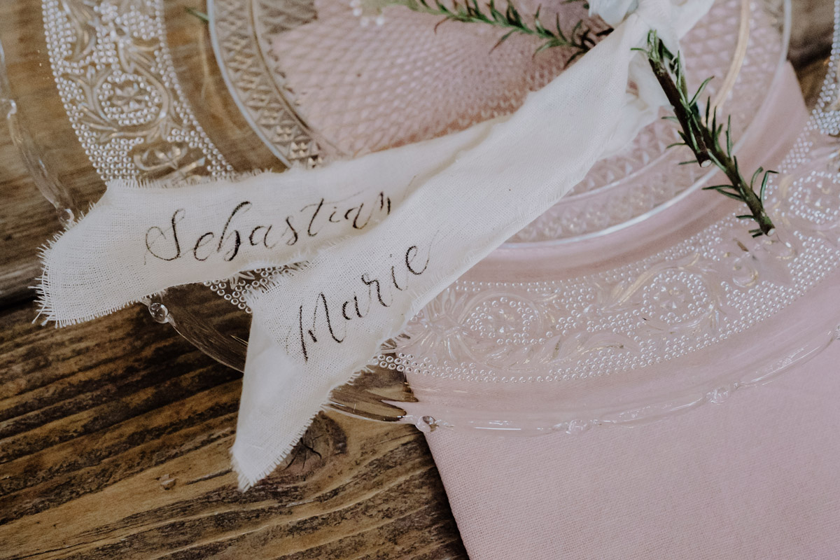 Platzkarten Idee: Namen des Hochzeitspaares auf Band geschrieben