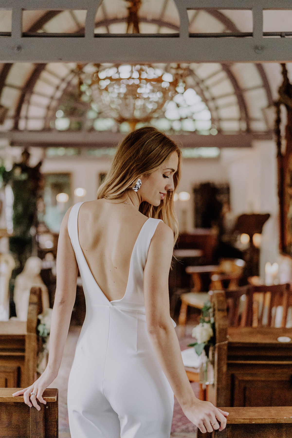 Braut von hinten schaut über die Schulter nach unten