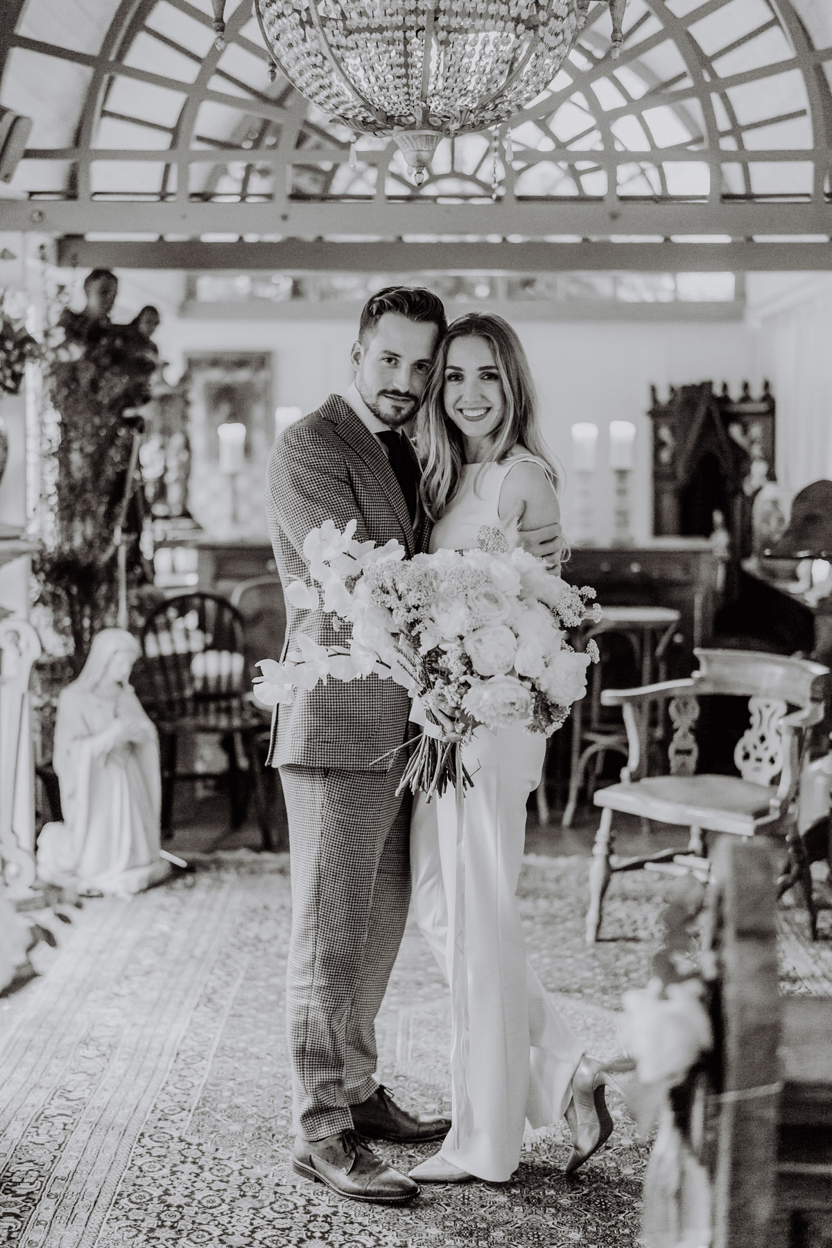 Brautpaar Must-Have Foto: Lächelndes Ganzkörper-Portrait für die Standesamt Hochzeitsfotografin Berlin