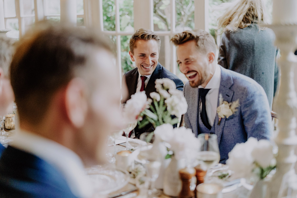 Bräutigam unterhält sich angeregt mit einem Freund