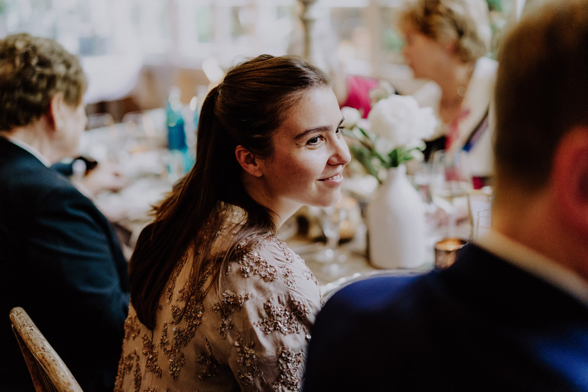 Hochzeitsgast lächelt auf der Feier