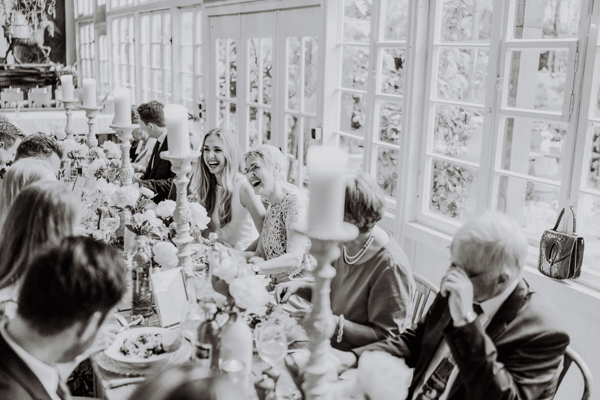 Gäste beim entspannten Dinner in Berlin in Sepia