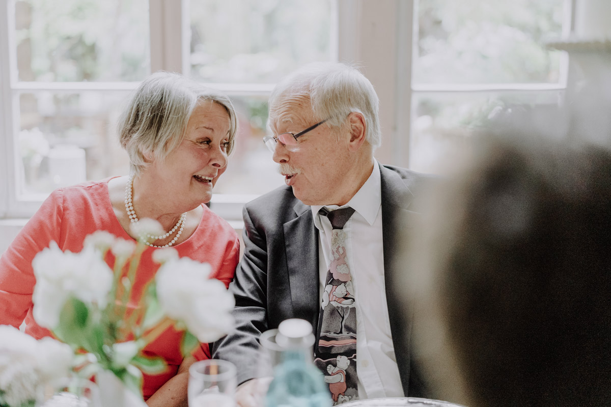 Hochzeitgäste unterhalten sich