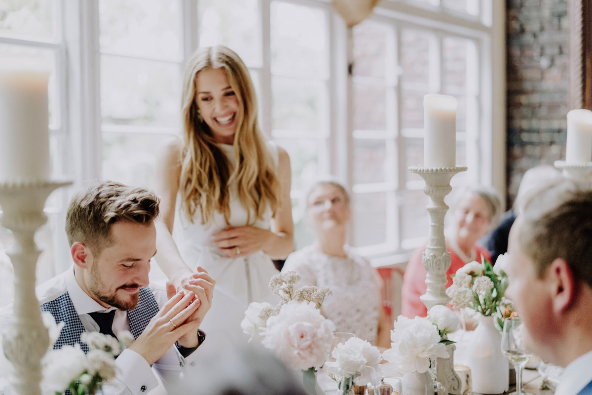 Hochzeitsreportage: moderne Berliner Braut hält Rede