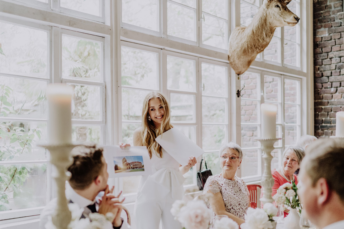 Braut überreicht dem Bräutigam ein Hochzeitsgechenk