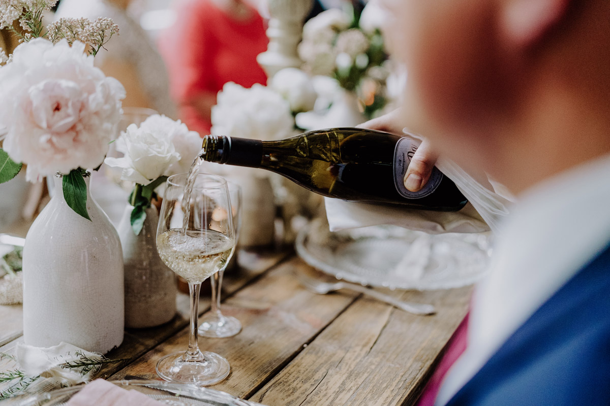 Stillleben: Weißwein in Weinglas auf Hochzeitstisch