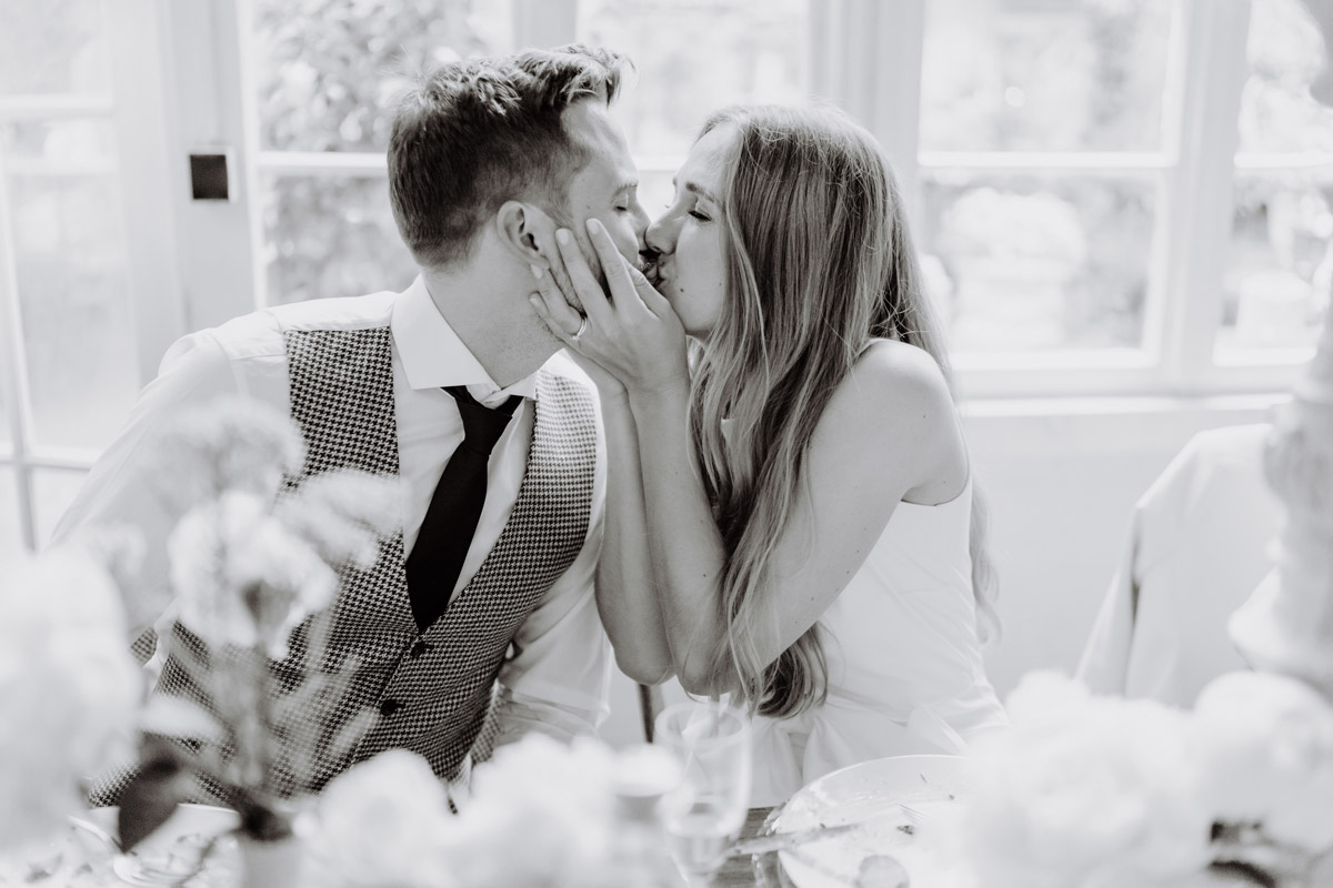 Hochzeitsreportage Berlin in Sepia: Standesamt Brautpaar küsst sich innig