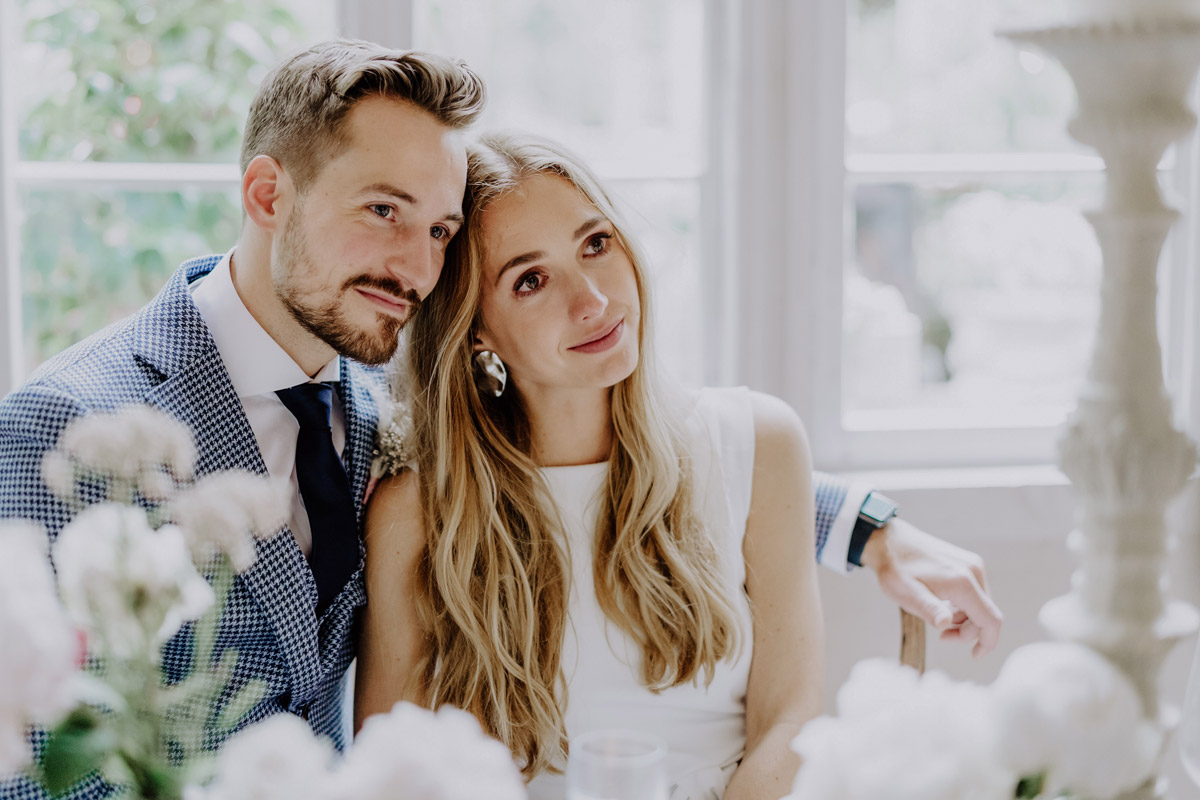 Brautpaar hört gespannt einer Hochzeitsrede zu