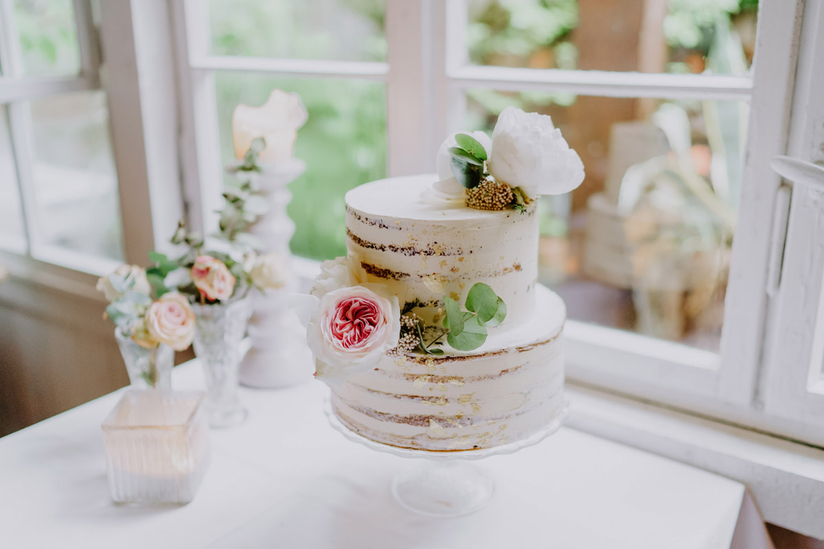 Standesamt Hochzeitstorte zweistöckiger Naked Cake mit Hochzeitsblumen und Blattgold