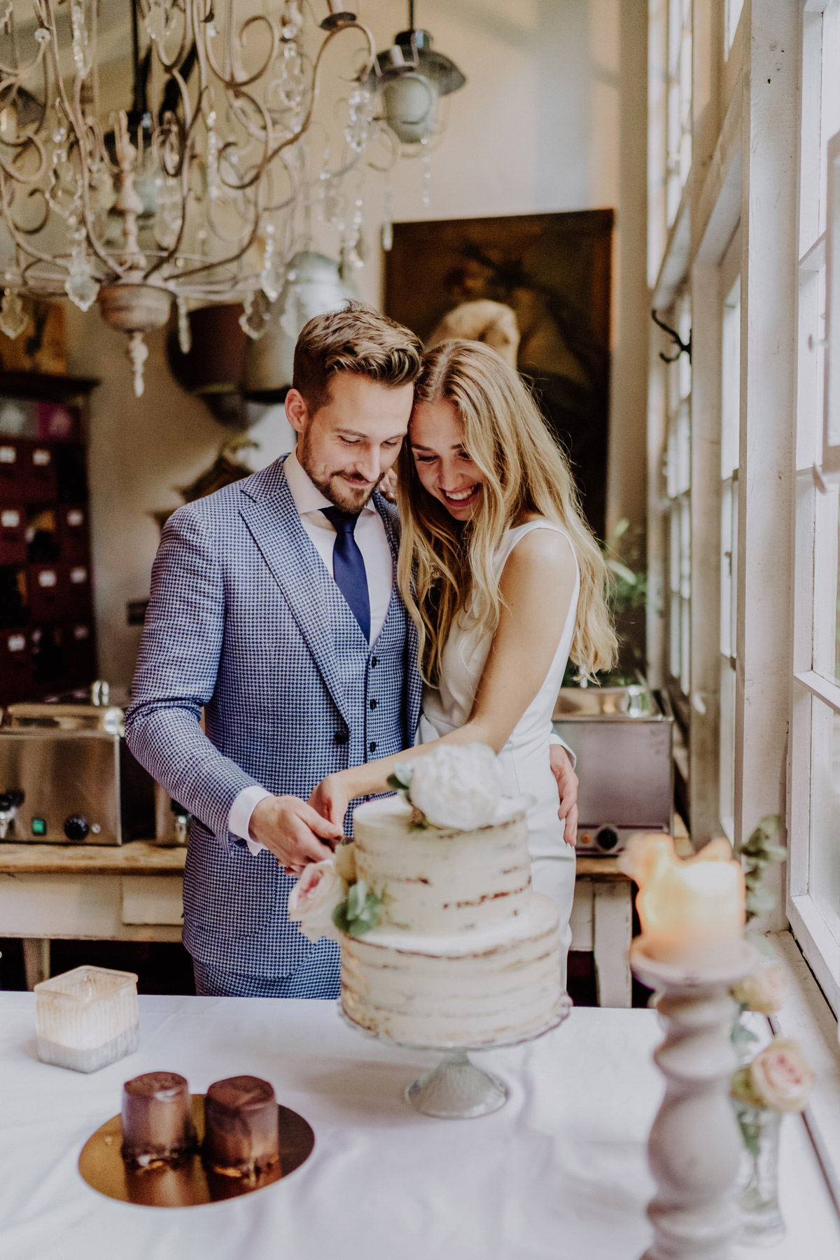 Brautpaar schneidet Hochzeitstorte an - Standesamt Hochzeit Berlin
