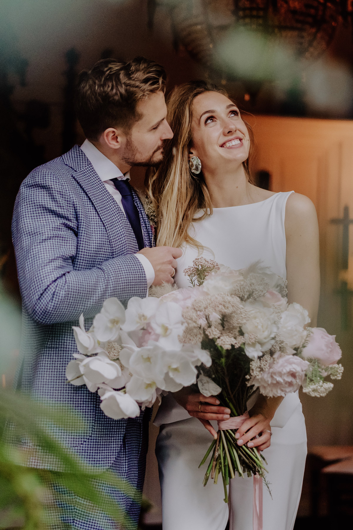 Foto Idee Regenhochzeit: Brautpaar schaut bei Regen in den Himmel