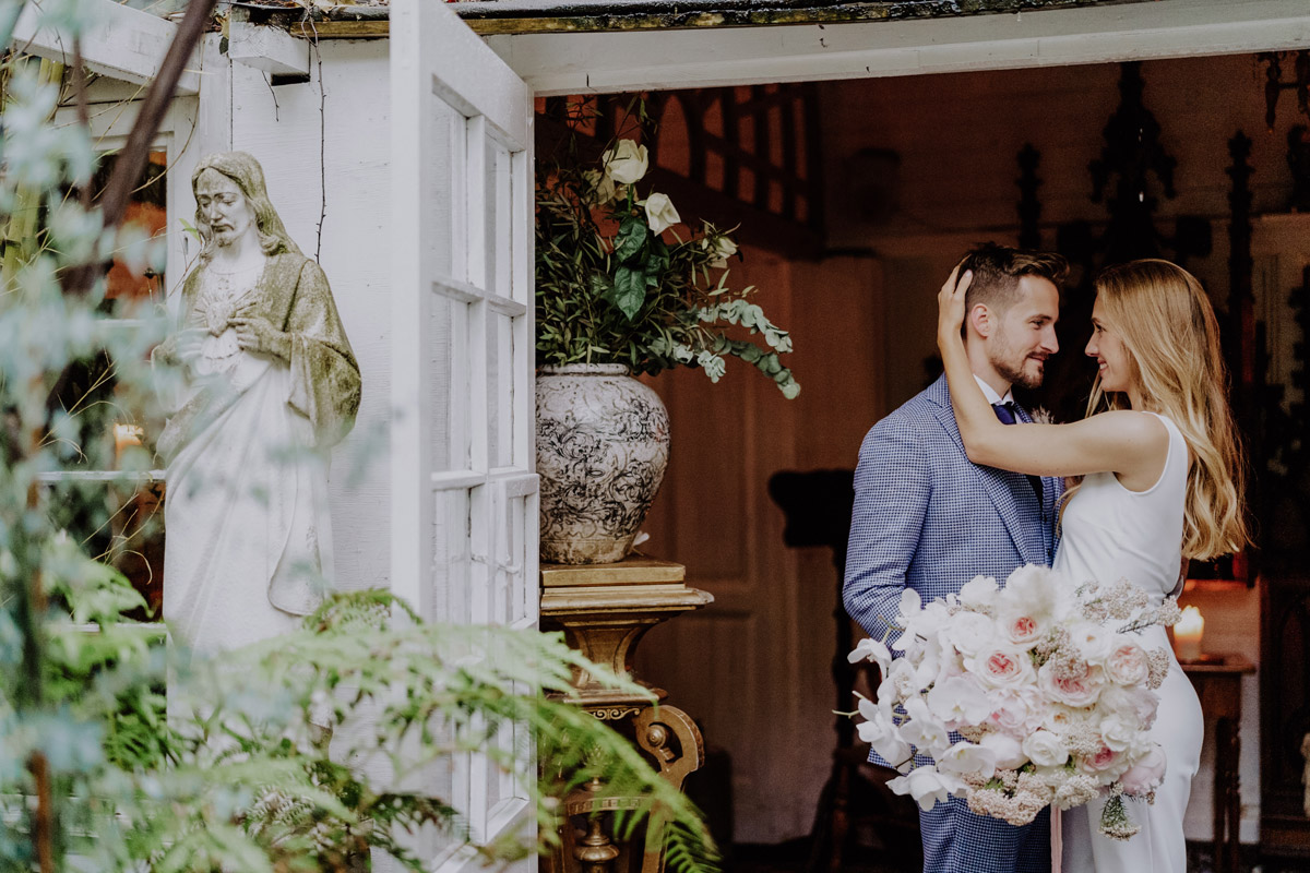 Hochzeitsfotos bei Regen: Emotionales Abschlussfoto des sich verliebt anschauenden Brautpaares